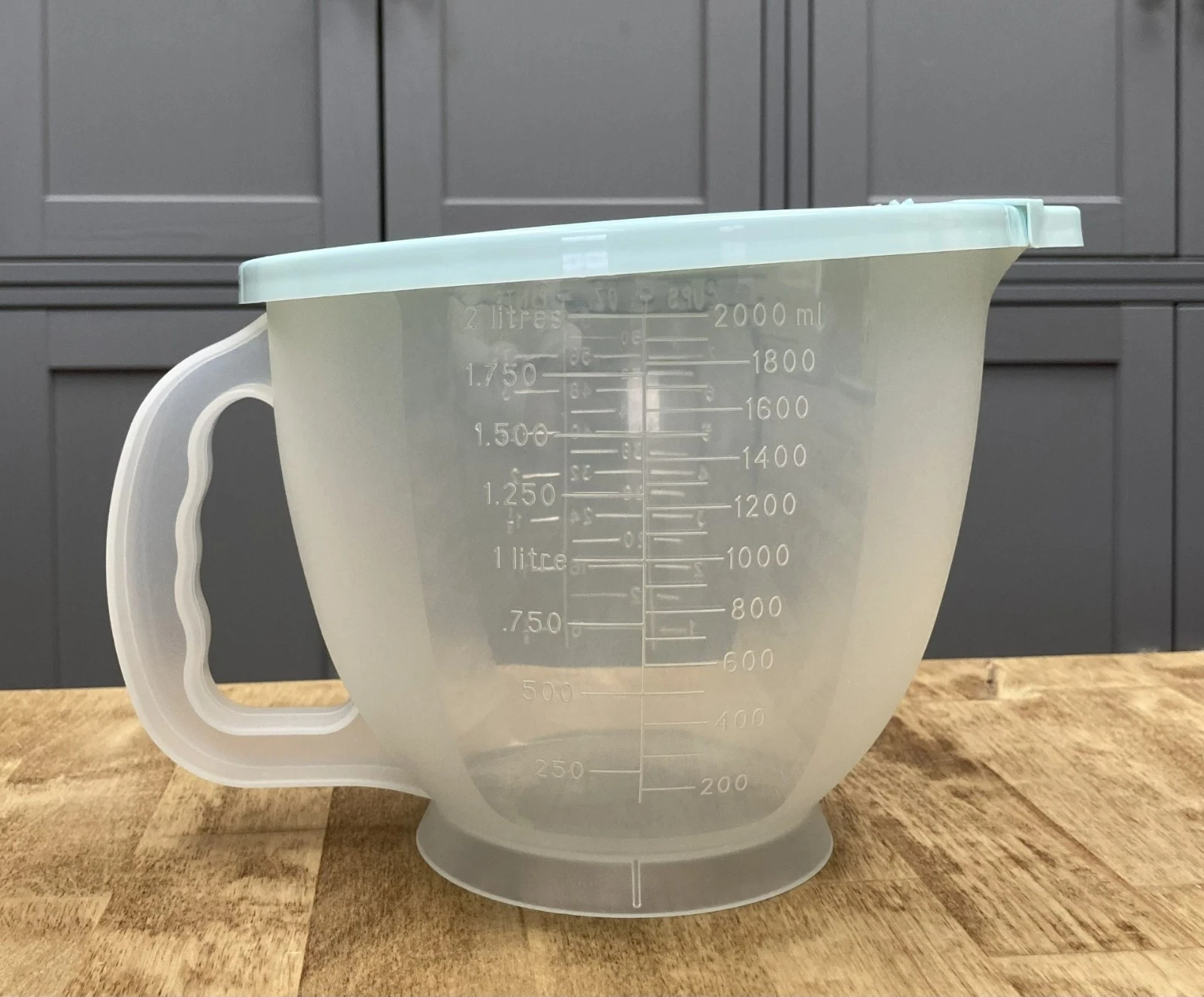 Tupperware Large Mix N Store-8 Cups-with Snap on Lid-NEW-SHIPPING INCLUDED