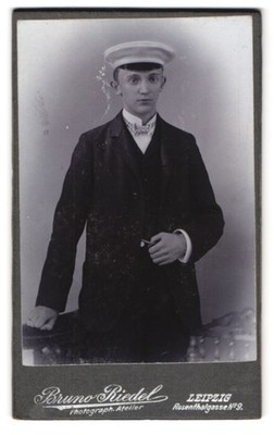 Fotografie Bruno Riedel, Leipzig, Student im Anzug mit heller Schirmmütze 