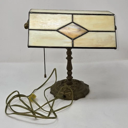 VTG TIFFANY STYLE STAINED GLASS ORNATE BRASS BANKERS DESK TABLE LAMP ART DECO