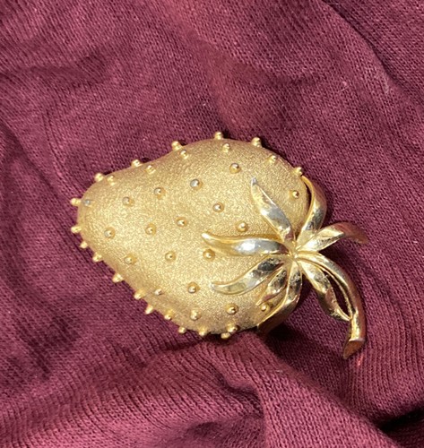 Vintage Crown Trifari Goldtone Strawberry Brooch Signed - Picture 6 of 6