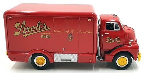 First Gear 1/34 Scale 10-1353 - 1952 GMC Insulated Van Stroh's Beer - Picture 4 of 6