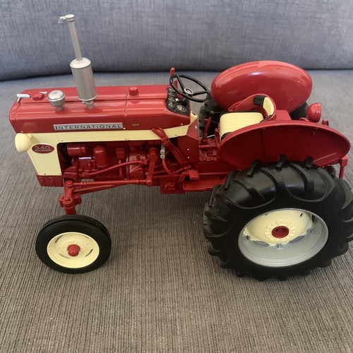 IH FARMALL 340 NF TRACTOR W/TWO ROW PLANTER RED 1/16 DIECAST BY SPECCAST ZJD1933 - Picture 3 of 14