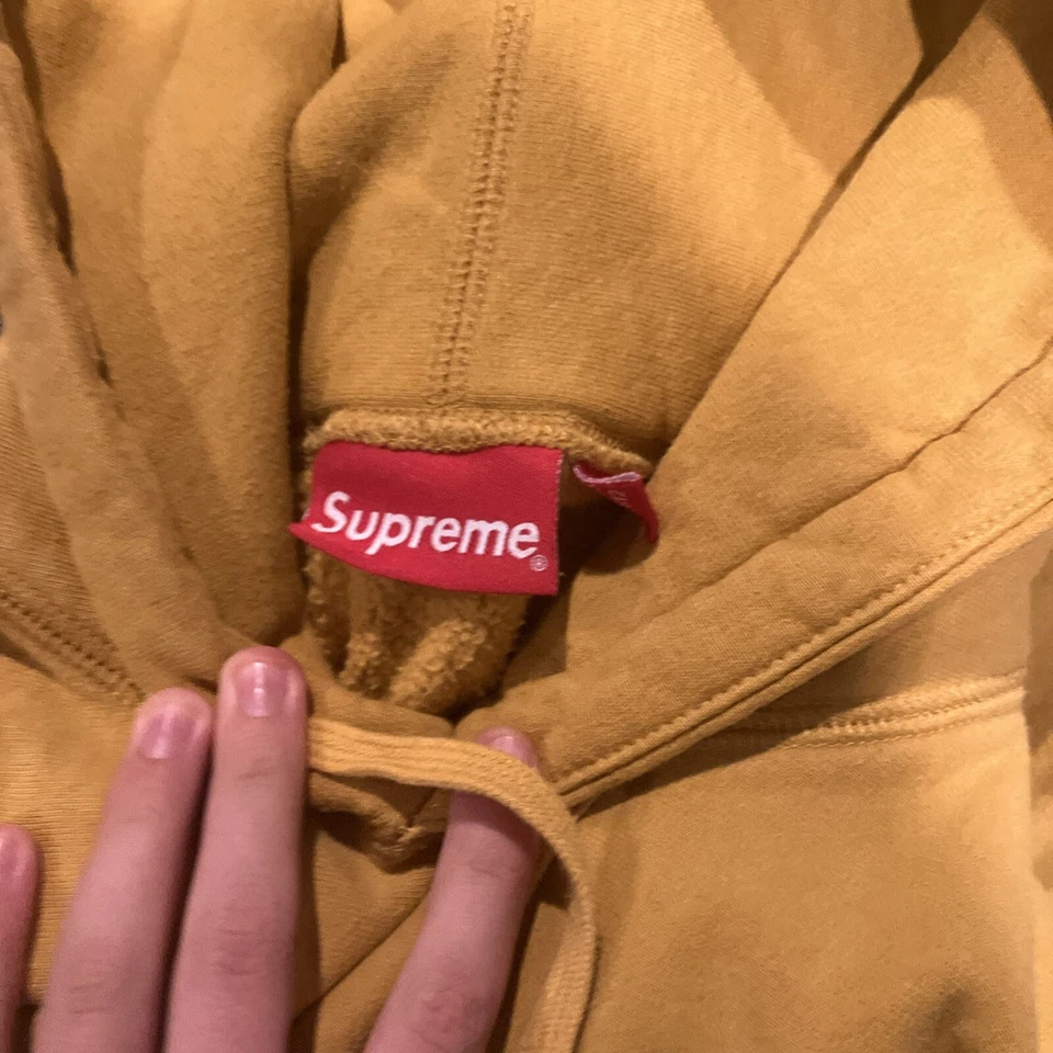 Sudadera con Capucha Supreme Color Amarillo Antihéroe Talla Pequeña Foto 4 de 4