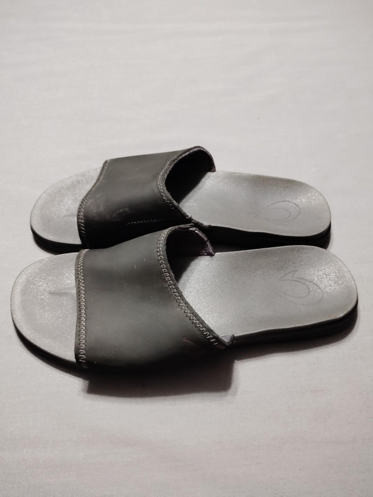 OluKai Alania Slides Sandals Black Leather Men 9M Resort Old Money Beach Travel image 5