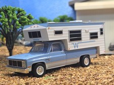 1:64 GreenLight WINNEBAGO 1985 Chevy 2500 Sierra W Slide-In Camper Cheverolet 