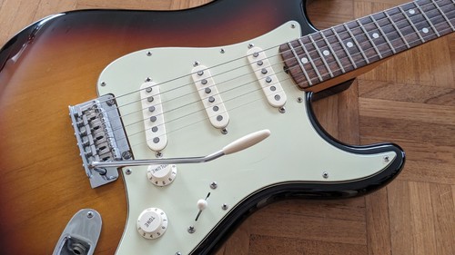 2009 FENDER CLASSIC PLAYER 60'S STRATOCASTER, 3 TONE SUNBURST, LOVELY CONDITION - Picture 3 of 10