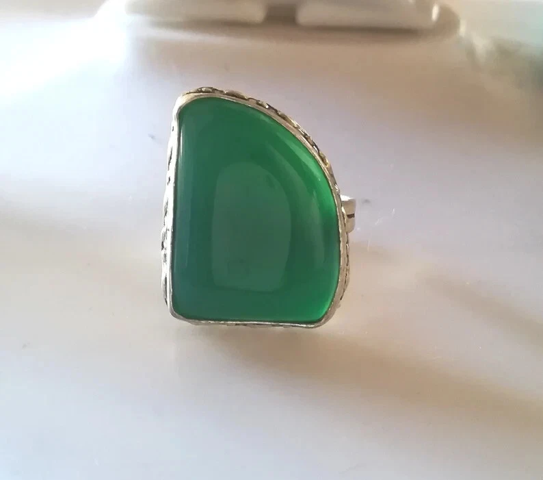 ANELLO GIADA VERDE NATURALE E ARGENTO 925 LAVORATO, ANELLO DESIGN STILE VINTAGE - Immagine 2 di 4