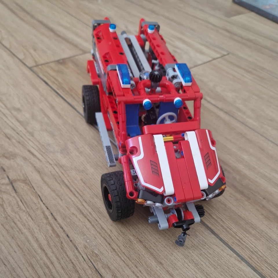 LEGO Technic 42075 First Responder, foto 3 di 5