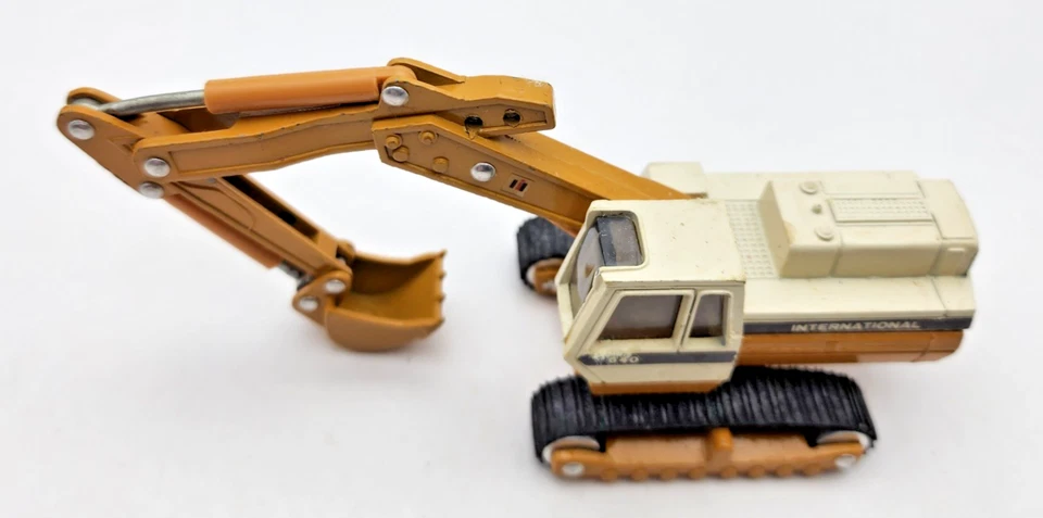 International IH 640 Excavator Mighty Movers ERTL 1:64 Scale Model #1854 No Box - Image 2 of 4