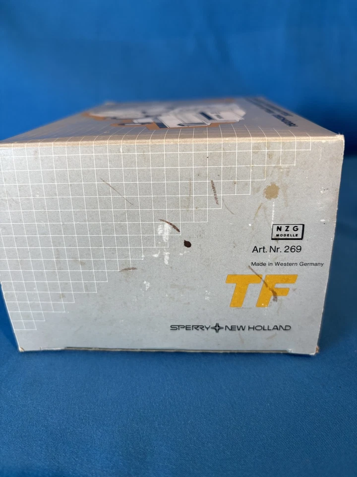 Cosechadora vintage 1/42 NZG Sperry New Holland TF42 #269, abierta para fotos Foto 3 de 4