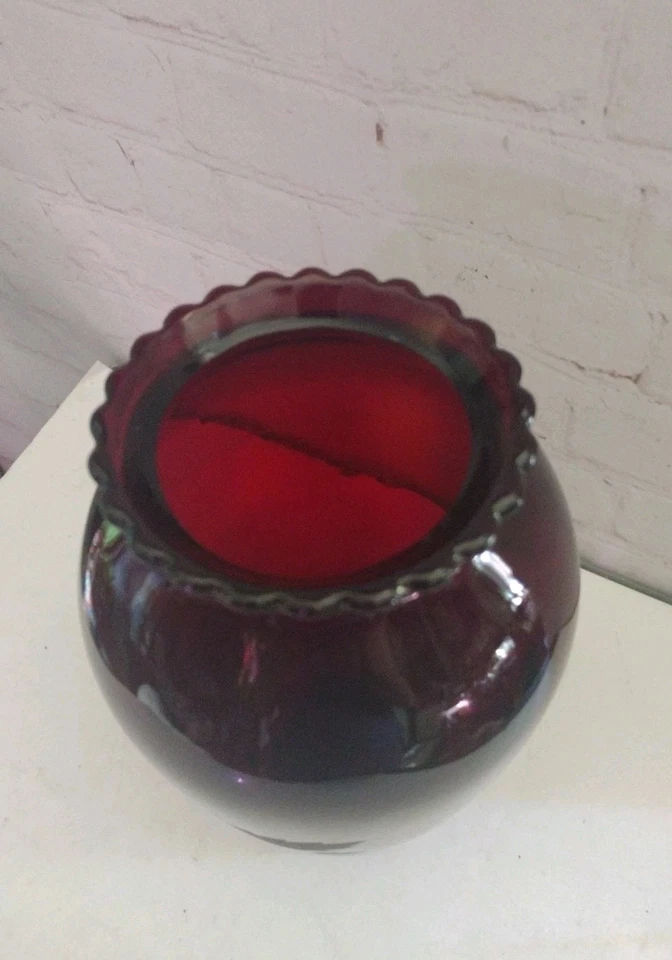 VTG Anchor Hocking Royal Ruby Red Glass Scalloped Edge 9" Vase Frosted Flower  - Image 4 of 4