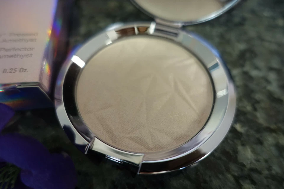 Becca 闪亮皮肤完美压棱镜紫水晶全新带盒 0.25 盎司 — 第 2/4 张图片