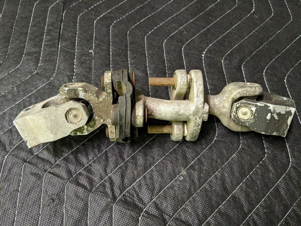 Нижняя рулевая рейка BMW E30 3-Series U-Joint Linkage 32311157214 - Изображение 2 из 4