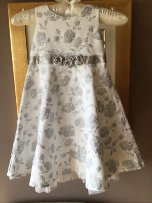 BHS Bambini Mädchen Kleid - Alter 12-18 Monate - weiß mit silber.