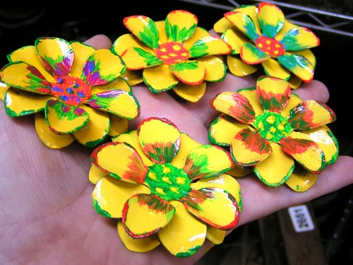 FIVE flat metal flowers for Crafts, jewelry, embellishments, accents, yellow - Picture 2 of 3