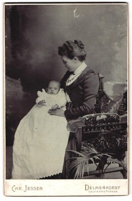 Photograph Chr. Jessen, Delmenhorst, young mother presents her newborn 