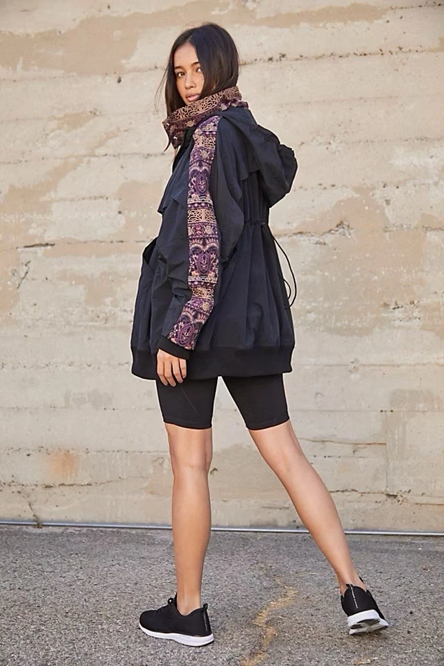 Chaqueta Free People She Fly Bordada Anorak Movimiento FP Mujer’s Pequeña Negra Foto 2 de 4
