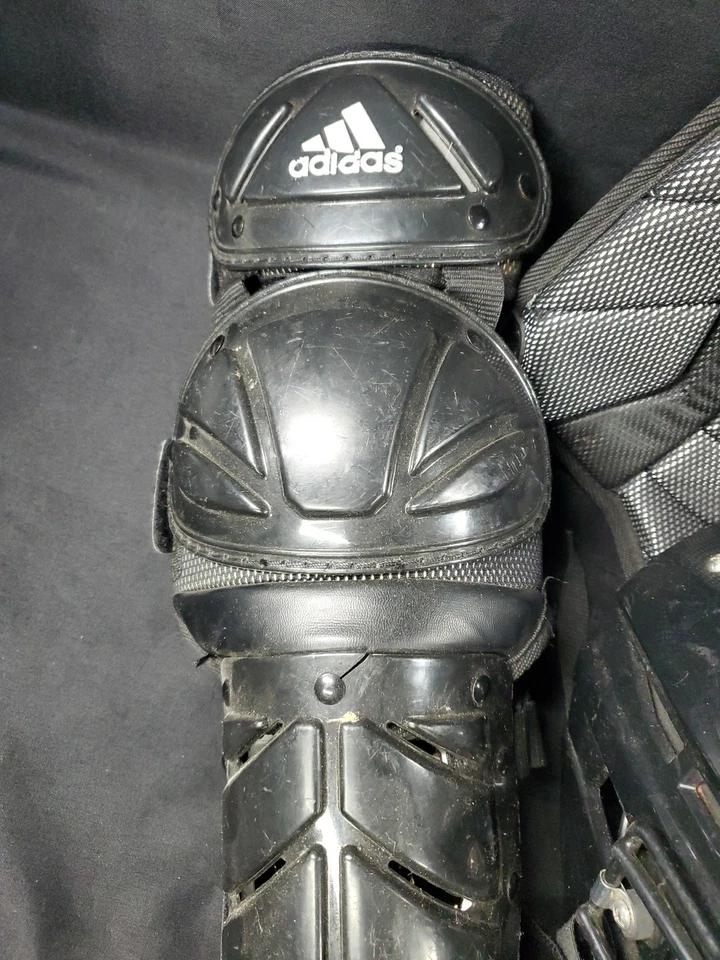 Equipo de captura de béisbol juvenil Adidas Captain Catcher Gear Set casco piernas en el pecho Foto 4 de 4