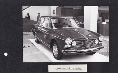 ALFA ROMEO 2600 BERLINA ON SHOW STAND PHOTO. AUF KARTE KLEBEN, MIT TEXT UNTEN.
