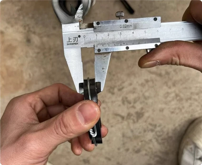 Conjunto de resorte helicoidal de retorno de alimentación de pluma de prensa de taladro universal resorte de 10 mm de ancho*1