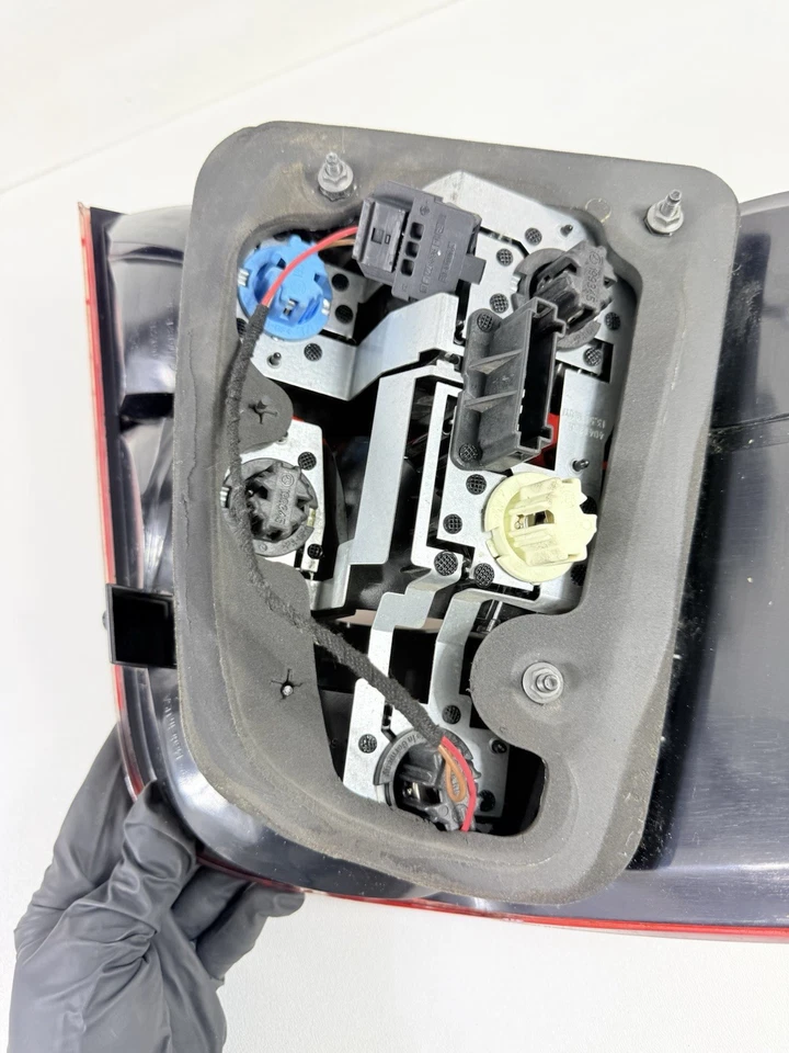 OEM 2006-2011 Mercedes-Benz ML350 W164 Tail Light Lamp Assembly Right Side - Image 4 of 4