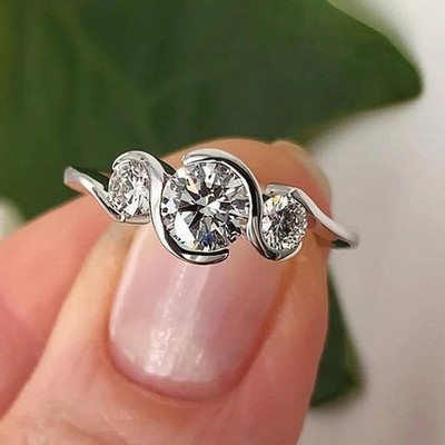 2 Karat runder Moissanit 14 Karat Weißgold über drei Steinen Verlobungsring Ehering