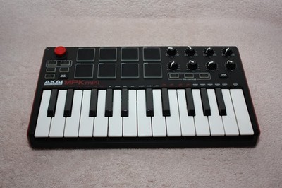 akai mpc mini mkii 25-key 8 pads 8 knobs USB MIDI controller 