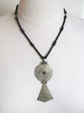 Collier Pendentif Articulé Touareg Métal Blanc Insert Ebène Chaîne Perles