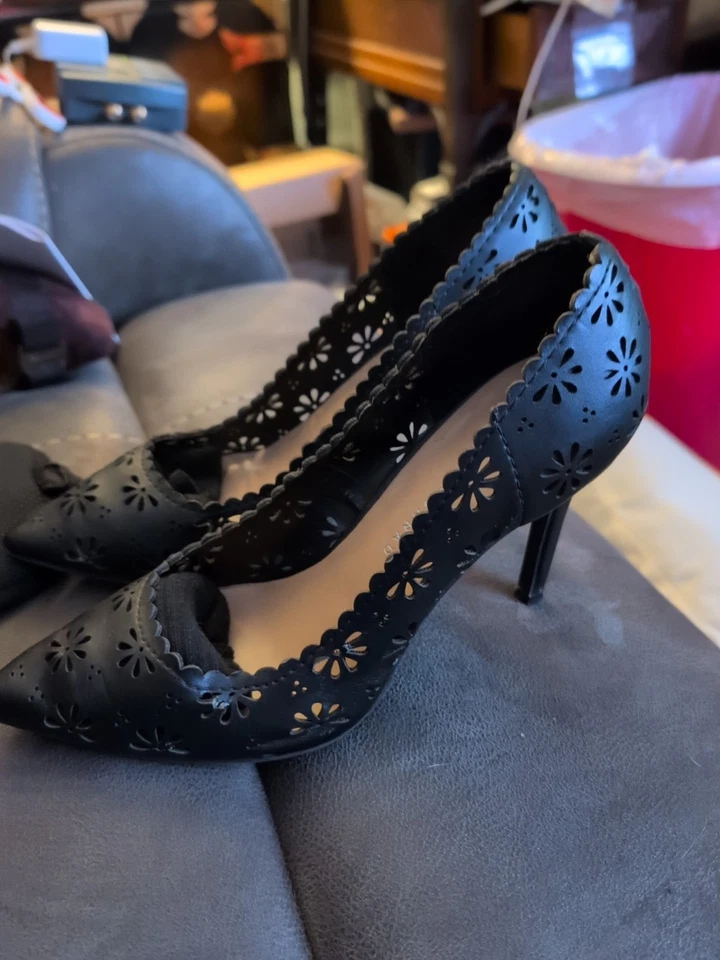 Salto alto feminino LC Lauren Conrad floral recortado preto biqueira pontiaguda tamanho 8,5 M - Imagem 2 de 4