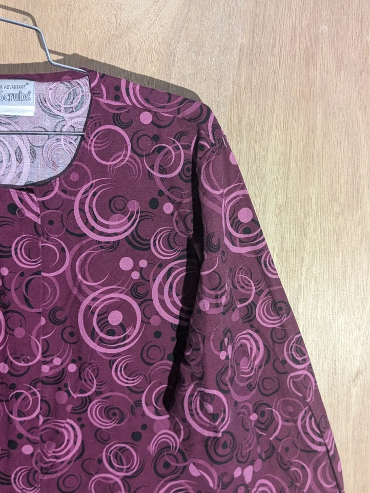 UA Médico Exfoliante Top Mujer Talla M Manga Larga Botón a Presión Bolsillo Logo Púrpura Foto 3 de 4