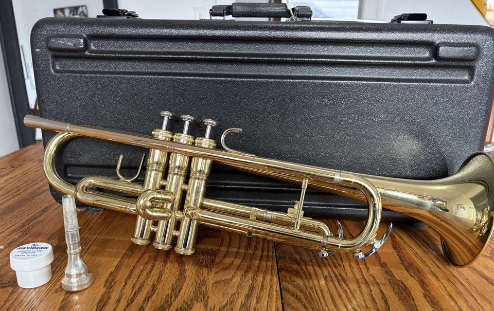 Trompeta King 601 con Estuche, Boquilla 7 C, Grasa Deslizante Afinadora Foto 2 de 4