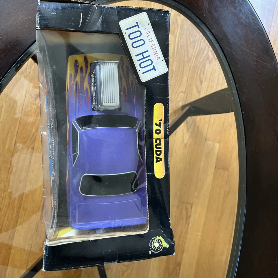 Muscle Machines 1:18 1970 Cuda Too Hot - New In Box  - Image 3 of 4