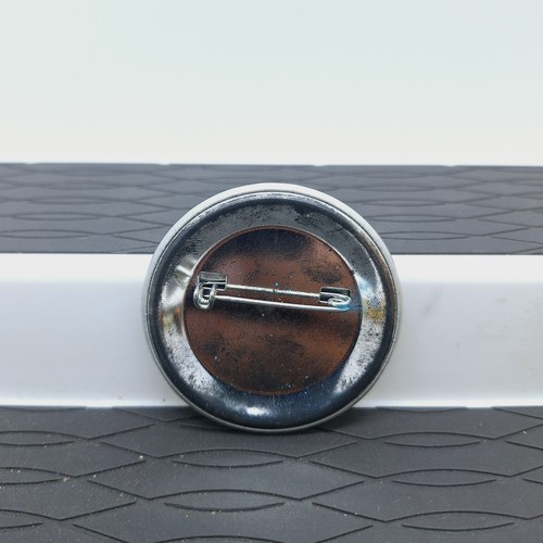 Na-nu Na-nu Mork & Mindy Vintage Button Badge Pin 2" Nanu Nanu Mork from Ork - Picture 2 of 2