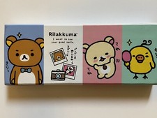 Estuche de lápices de cartón San-X Rilakuma con lápices y sacapuntas.  *Usado*