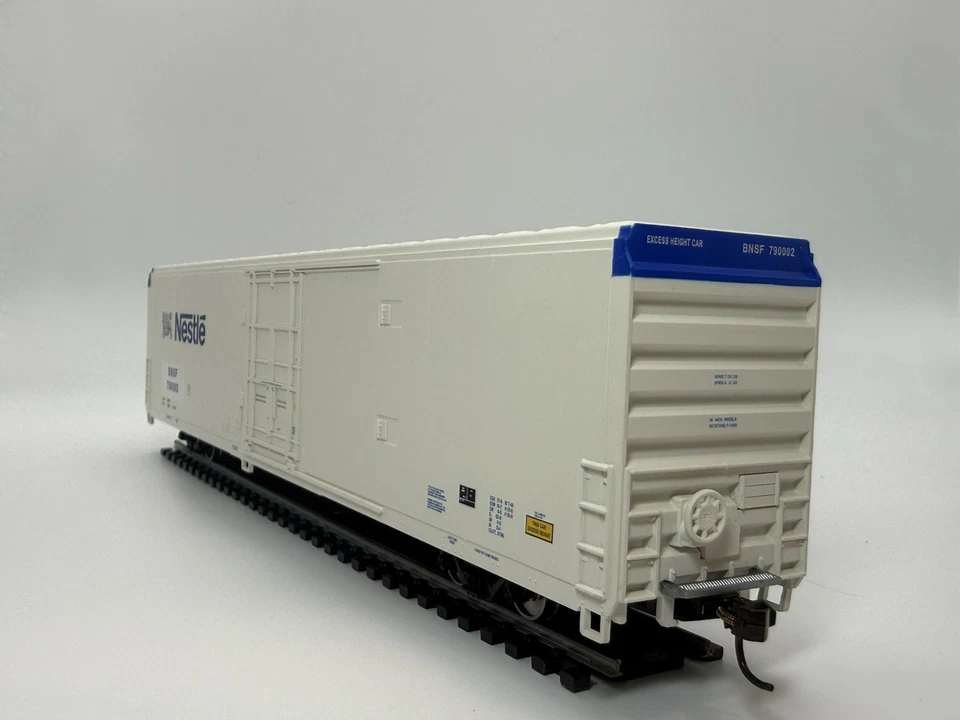 HO Accurail BNSF Nestlé 60’ Boxcar 790002 – Metal Wheels Kadee Couplers - Image 4 of 4