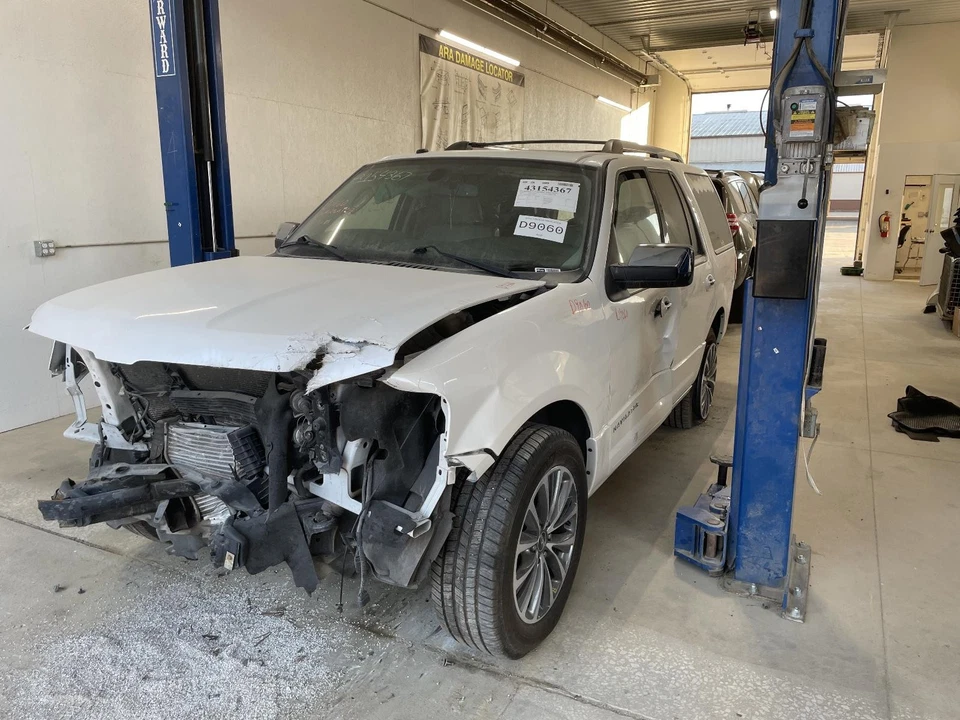 Conjunto de luz trasera izquierda usado se adapta a: Lincoln Navigator 2016 cuarto montado en panel Foto 4 de 4