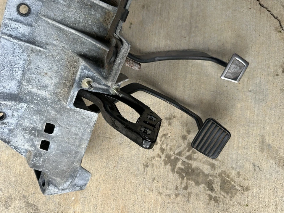 Chevrolet S10 Blazer GMC Sonoma 1998-2003 manual de montaje de pedal de embrague OEM Foto 3 de 4