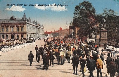 768855) AK Berlin Aufziehen der Wache Unter den Linden gelaufen 1917