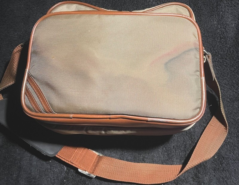 Vintage Coast Tan Cam Bag. Padded interior 3 compartments, 1 Handle and a Strap.