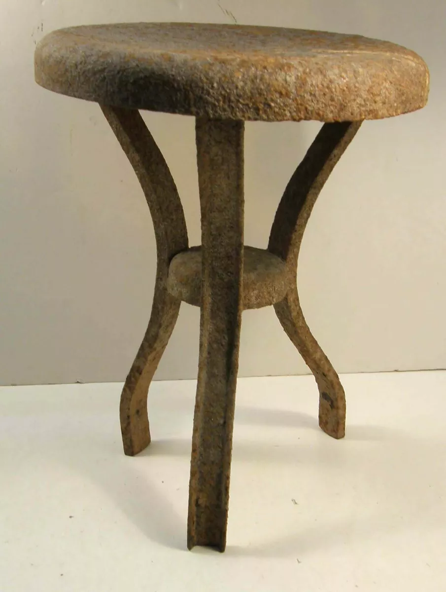 VINTAGE STEEL THREE LEGGED TRIPOD MILKING STOOL 12.5