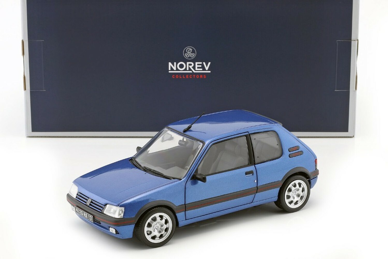 Peugeot 205 GTI 1.9 Miami Blue, revivez la nostalgie des années 90 à l'échelle 1/18