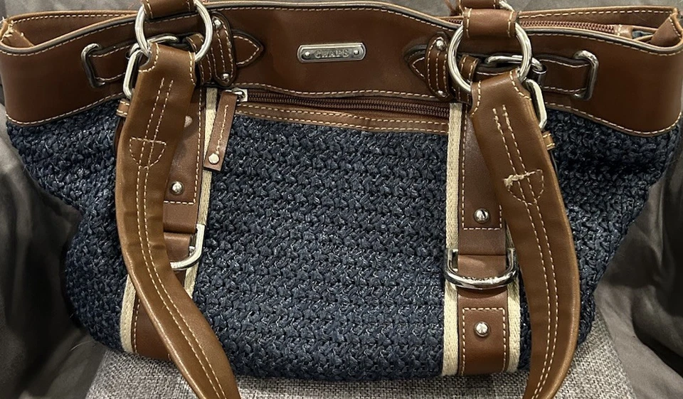 Bolso de Mano Estilo Paja Tejido Marca Chaps para Mujer Foto 2 de 4
