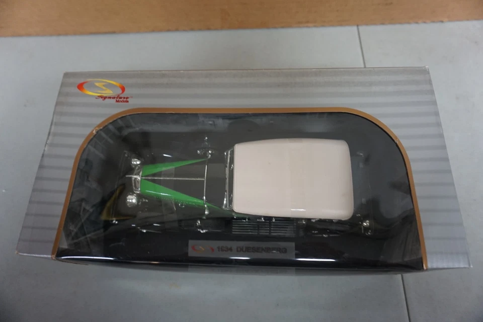 1/18 Signature Models 1934 Duesenburg Black and Green (14297) New open box - Image 2 of 4