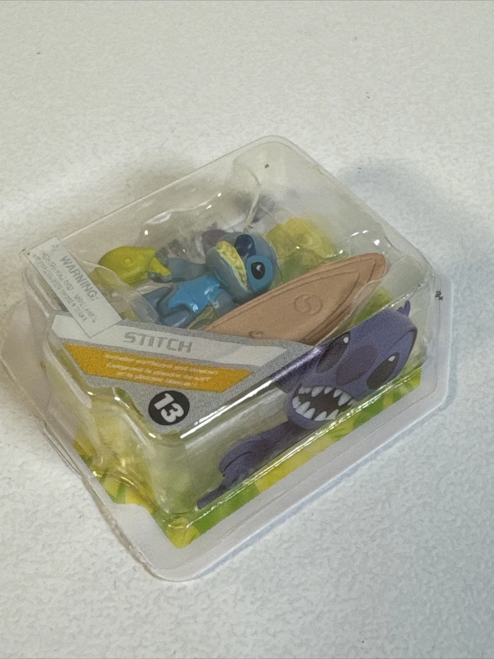 "Juego de figuras de acción Disney Toybox Stitch con tabla de surf y bláster #13 mini 1,5""" Foto 3 de 4