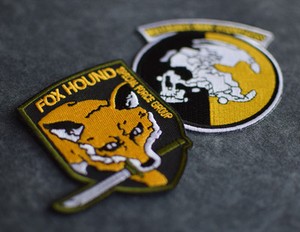 Metal Gear Solid Cosplay Aufnäher Set – 4 Patches (Fuchs, MSF, Diamond Dogs, Fox Hound)