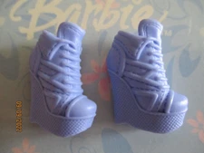 BARBIE DOLL / PAIR OF SHOES: BOOTS, PUMPS ....... (560)