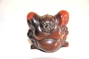 Japanese Netsuke carved Amber sumo wrestler fugure signed