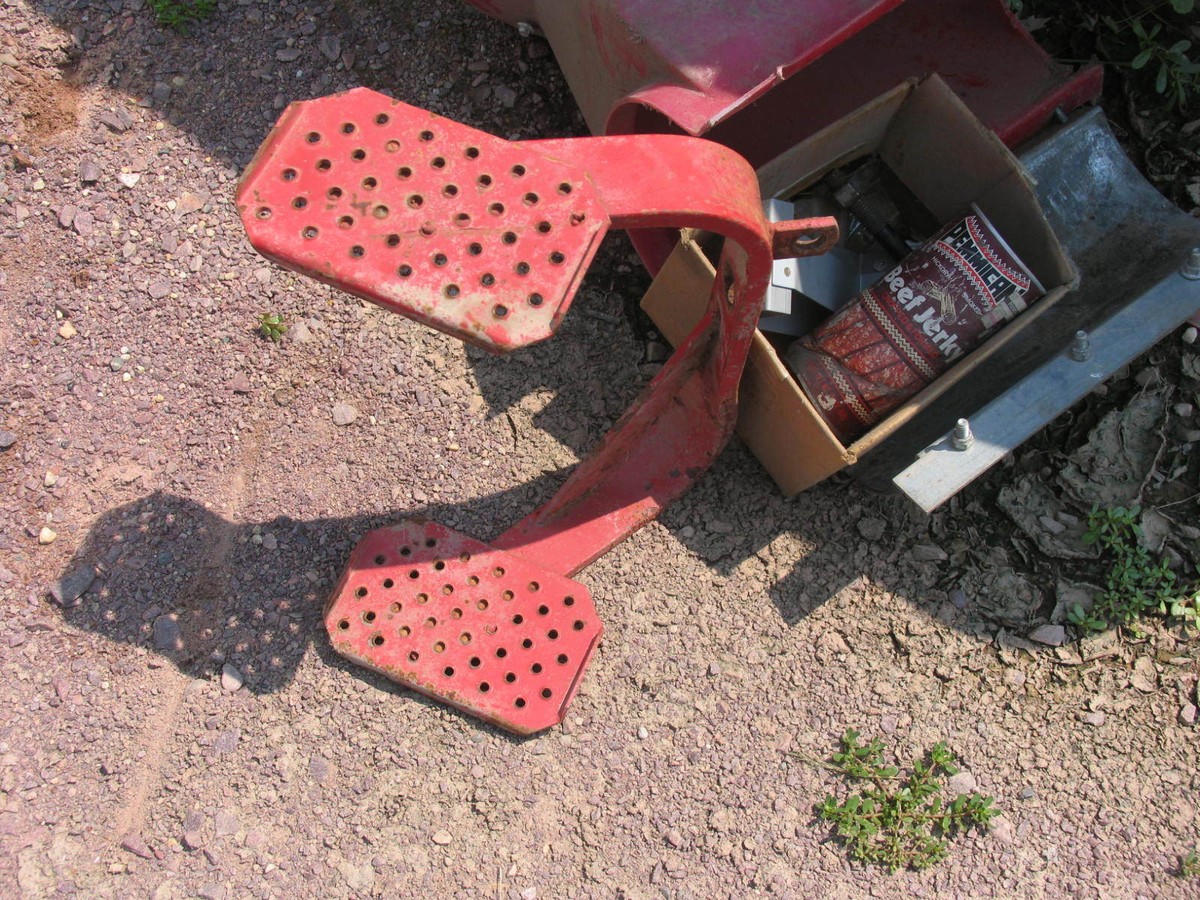 395123R1 RH Step for International 706 756 766 806 966 1066 1456 1566