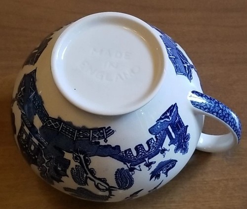 Vintage Blue Willow Dishes Creamer & Sugar w Lid, Gravy Boat Made in England - Picture 18 of 22