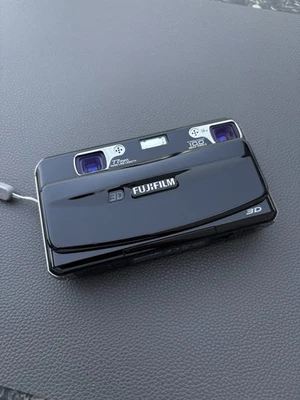 Fujifilm FinePix Real 3D W1 Schwarz Digitalkamera - Bild 1 von 4